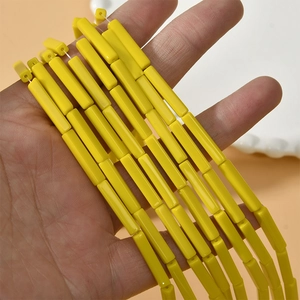 Détail macro de perles en tube rectangulaire jaune vif brillant pour bijoux DIY