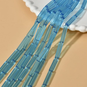 Détail macro de perles tubulaires bleu clair texturées pour bijoux avec rainures