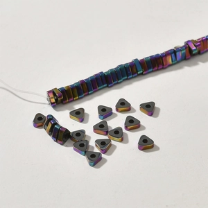 Λήψη macro από τριγωνικές χάντρες αιματίτη 3x1mm με πολύχρωμο γαλβανισμένο φινίρισμα