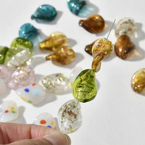 Macro di perline di vetro colorate a foglia di salice per creazione di gioielli fai da te