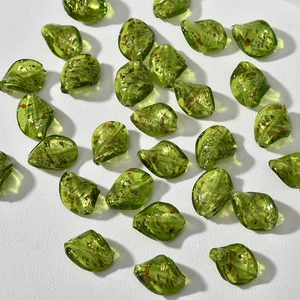 Perle in vetro a foglia verde oliva con foglia d'oro per creazione gioielli fai da te
