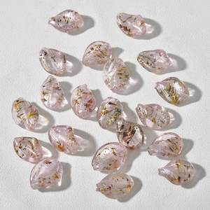Macro di perline a goccia in vetro rosa chiaro con foglie d'oro per gioielli fai-da-te