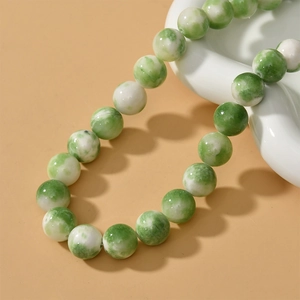 Détail macro de perles de jade persan 6/8mm effet marbré vert et blanc pour bijoux