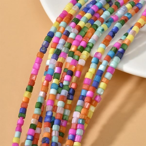 Gros plan de perles carrées colorées en nacre pour la création de bijoux DIY artisanaux