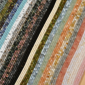Gros plan détaillé de perles cylindriques en pierre naturelle pour création de bijoux