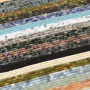 Vue macro de perles cubes en pierre naturelle de 4mm pour la création de bijoux DIY