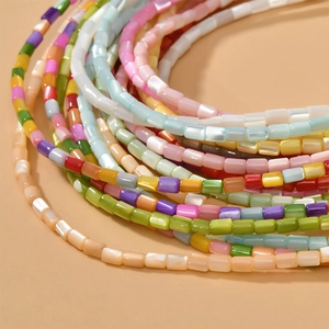 Dettaglio di perle cilindriche colorate in conchiglia naturale da 3x5mm per gioielli