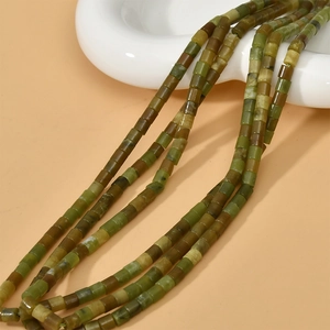 Vue détaillée de perles cylindriques en pierre naturelle pour bijoux DIY aux tons verts