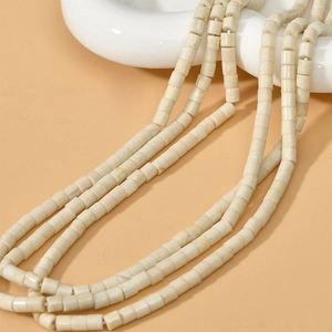 Détail macro de perles cylindriques en pierre naturelle 4x4mm pour bijoux DIY