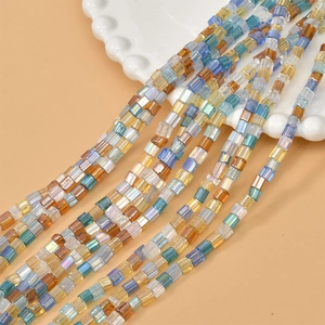Dettaglio macro di perline distanziatrici rettangolari in vetro multicolore per gioielli