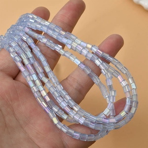 Dettaglio di perline quadrate in vetro azzurro AB per la creazione di gioielli DIY