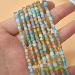 Nahaufnahme von 4mm matten Aurora-Glaswürfelperlen für DIY-Schmuck und Bastelarbeiten