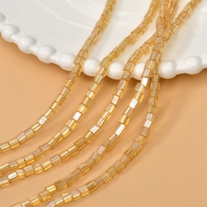 Dettaglio di perline quadrate in vetro ambra da 4mm con trama sfaccettata per gioielli