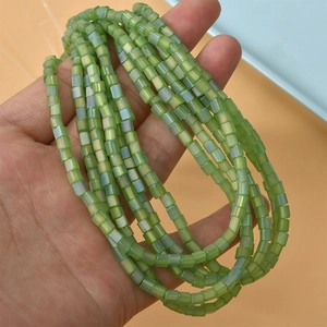 4mm matte hellminzgrüne Glasquadratperlen für DIY-Halsketten und Armband-Bastelarbeiten