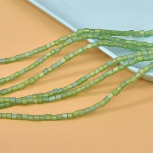 Makro-Detail von 4 mm mattgrünen Glasperlen mit Katzenaugenstein-Textur für DIY