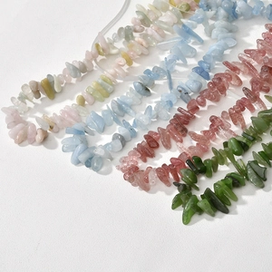 Détail de perles en pierre naturelle irrégulière avec aigue-marine et quartz fraise pour DIY