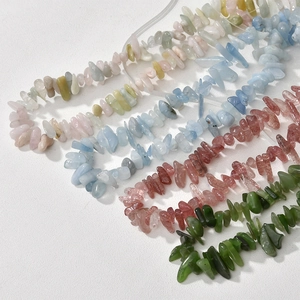 Vue macro de perles en cristal naturel irrégulier poli pour la création de bijoux DIY