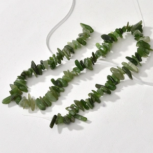 Détail macro de pierres de cristal vert naturel pour la création de bijoux DIY