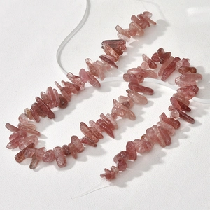 Perles de quartz fraise naturelles irrégulières pour création de bijoux sur fond blanc