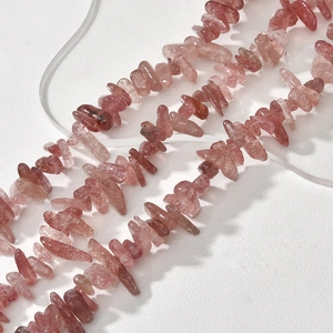 Gros plan de perles de quartz fraise irrégulières avec inclusions naturelles pour bijoux
