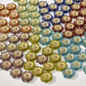 Makroaufnahme von 12mm goldumrandeten Acrylperlen für DIY-Schmuckherstellung