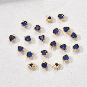Gedetailleerd beeld van hartvormige blauwe stenen met 14k vergulde kralenrand voor sieraden