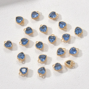 Detailweergave van hartvormige blauwe stenen met goudkleurige randen voor DIY-sieraden