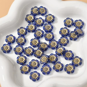 Nahaufnahme der 12mm tiefblauen Blumenperlen mit Goldrand für DIY-Schmuckherstellung