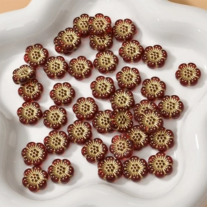 Nahaufnahme von 12 mm tiefroten Acryl-Pflaumenblütenperlen mit Goldrand für DIY-Schmuck