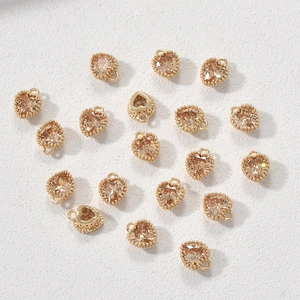 Detailopname van champagne hartvormige edelstenen in goudzetting voor DIY sieraden