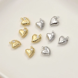 Ciondoli a cuore trapuntati in oro e argento con zirconi per la creazione di gioielli fai da te