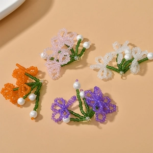 Dettaglio di ciondoli a fiore in perline colorate con ganci dorati per gioielli fai-da-te
