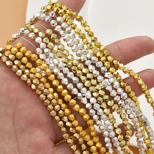 Facettierte Gold- und Silber-Hämatitperlen für DIY-Schmuckherstellung in der Hand