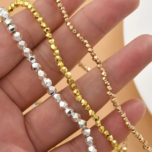 Makroaufnahme von facettierten Hämatitperlen in Gold, Silber und Roségold für Schmuck
