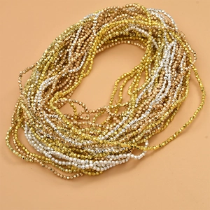 Nahaufnahme von facettierten Hämatitperlen in Gold, Silber und Roségold für DIY-Schmuck