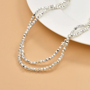 Makro-Detail von facettierten Hämatitperlen für DIY-Handarbeit und Halsketten in Silber