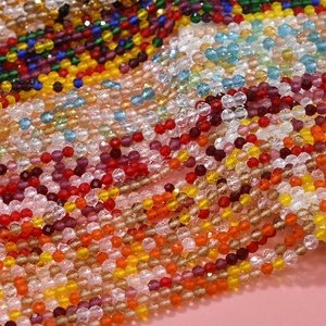 Vista macro di perle in vetro sfaccettato da 3mm in colori autunnali per creazione gioielli