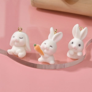 Trois pendentifs de lapin floqués blancs pour bijoux DIY avec anneaux dorés