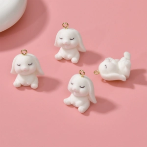 Lot de 4 breloques lapin blanc floqué avec anneaux dorés pour la création de bijoux DIY