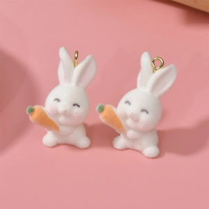 Détail de pendentifs lapins blancs floqués avec carottes et boucles dorées pour bijoux DIY