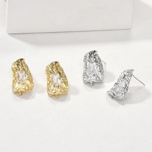Orecchini placcati oro 14k texture lava con zircone rettangolare e asole pendenti