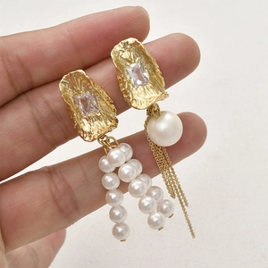 Orecchini a lava asimmetrici placcati in oro 14k con zircone e nappe di perle