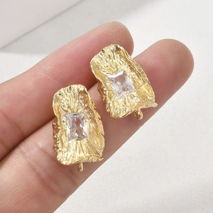 Orecchini lava placcati oro 14k irregolari con zircone rettangolare e asola pendente