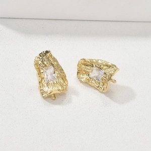 Dettaglio del ciondolo texture lava placcato oro 14k con zircone rettangolare per DIY