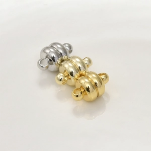 Dettaglio di chiusure magnetiche tonde 5mm placcate oro 14k e argento per gioielli DIY