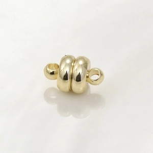 Dettaglio della chiusura magnetica da 5 mm placcata in oro 14k con finitura liscia