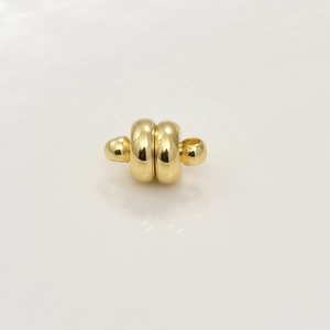 Vista macro di chiusura magnetica da 5mm placcata in oro 14k per creazione gioielli