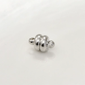 Dettaglio di chiusure magnetiche in argento da 5mm per collane e bracciali gioielli