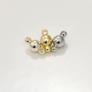 Dettaglio di chiusure magnetiche a sfera da 5mm placcate oro 14k per creazione gioielli