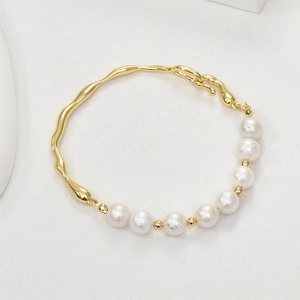 Minimalist 14k gold-plated branch bracelet with white velvet textured pearls
